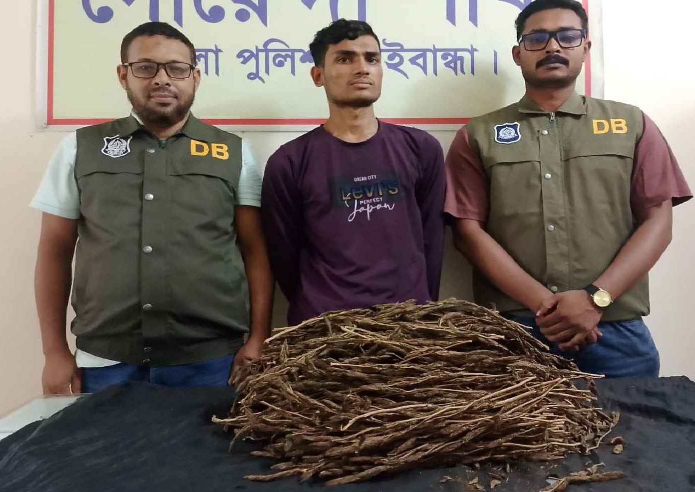গাইবান্ধায় ৩ কেজি গাজাসহ যুবক গ্রেফতার