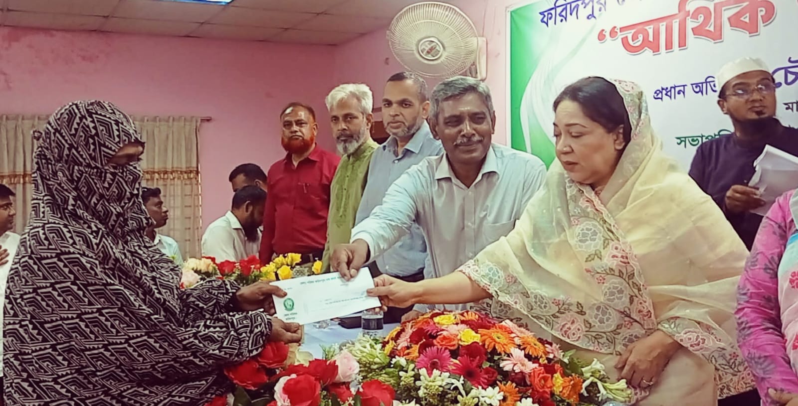 ফরিদপুরে ভ্যাকসিন ও নগদ অর্থ প্রদান