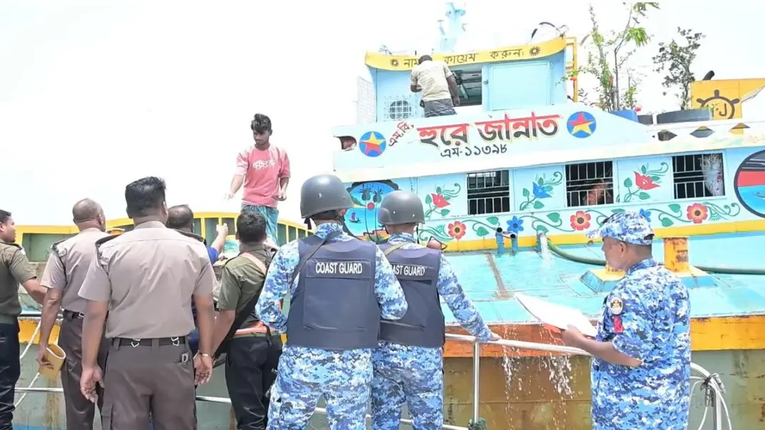 কর্ণফুলীতে যৌথ অভিযানে ৯ অবৈধ বাল্কহেড জব্দ