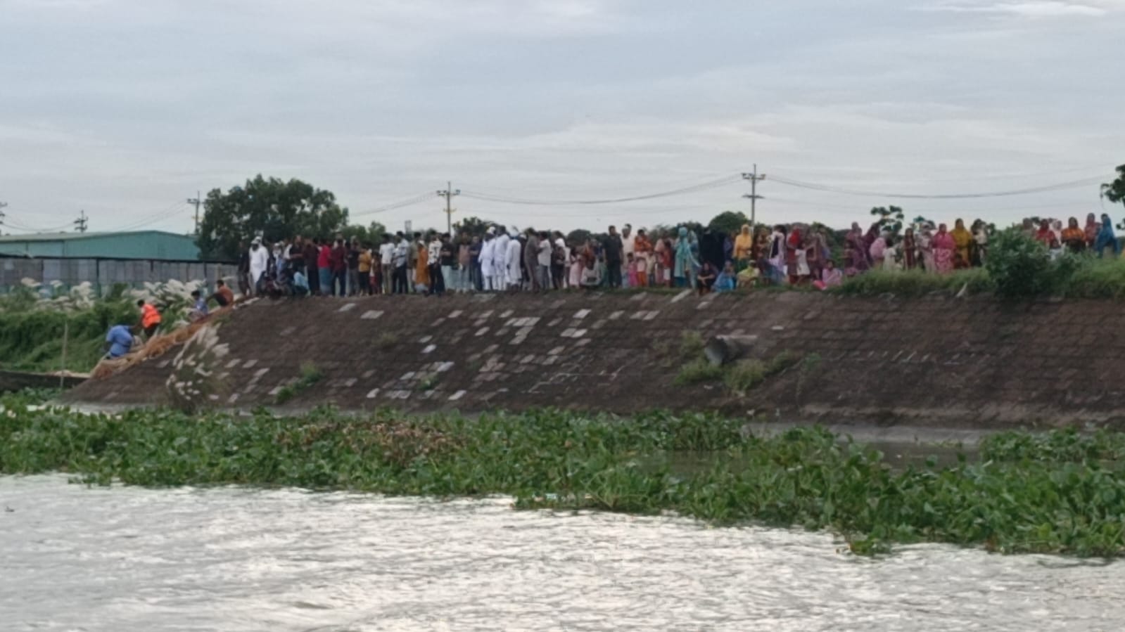 মেঘনায় ট্রলারডুবি: নারী নিহত, একই পরিবারের ৪ জন নিখোঁজ