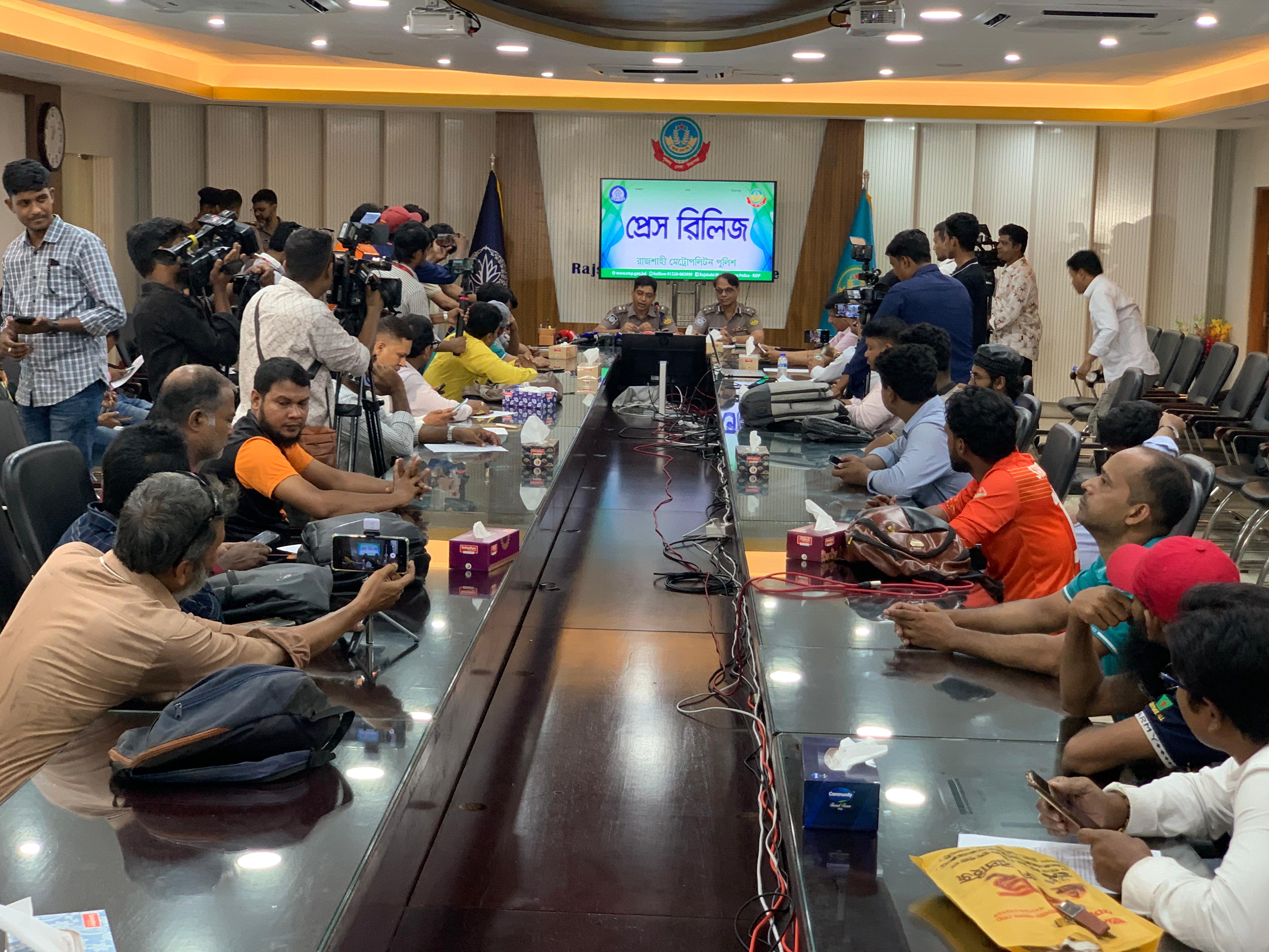 ক্লু-লেস দুই মামলার একাধিক আসামিকে গ্রেফতার করেছে আরএমপি পুলিশ