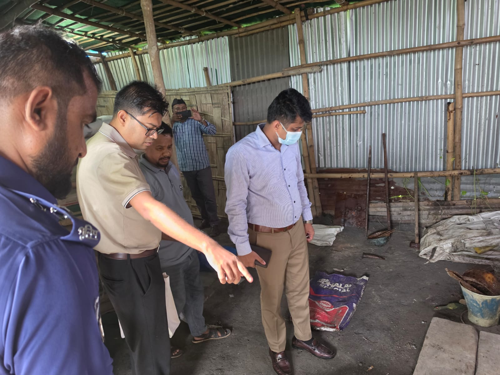 সিরাজদীখানে দুই প্রতিষ্ঠানকে ভ্রাম্যমান আদালতে জরিমান