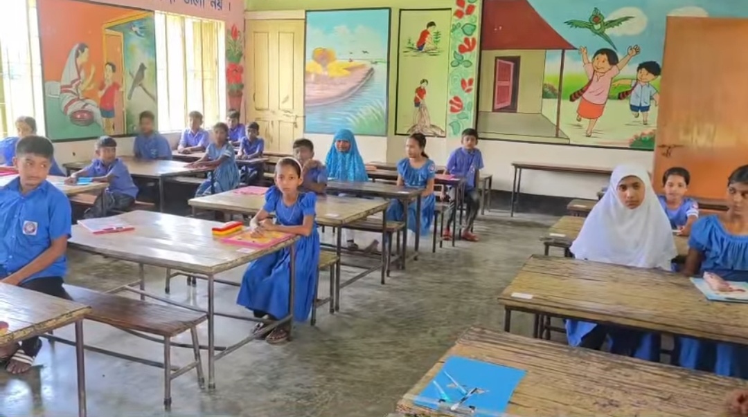 ধামরাইয়ে প্রশ্নপত্রে বিভ্রাট, পরীক্ষা দিতে গিয়ে ভোগান্তিতে শিক্ষার্থীরা