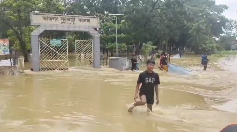 রাঙামাটিতে নামছে বন্যার পানি, ভেসে উঠছে ক্ষত !