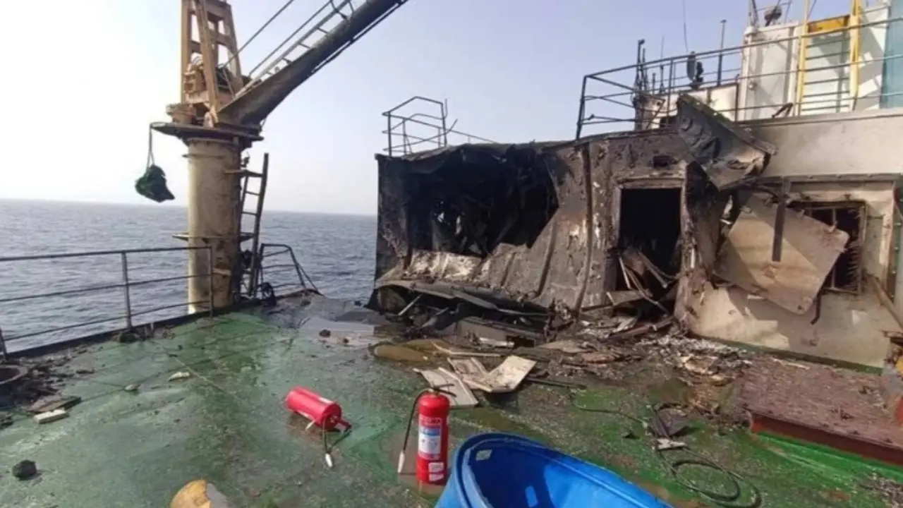 পরপর মিসাইলের আঘাত, অল্পের জন্য প্রাণে বাঁচলেন নাবিকরা