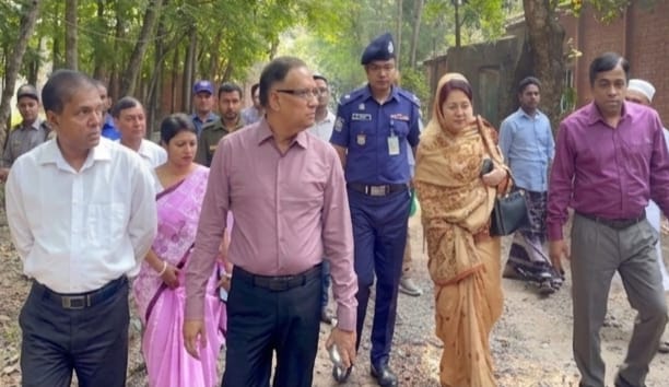 দিনাজপুর টেক্সটাইল মিল ঘুরে দেখলেন প্রতিমন্ত্রী