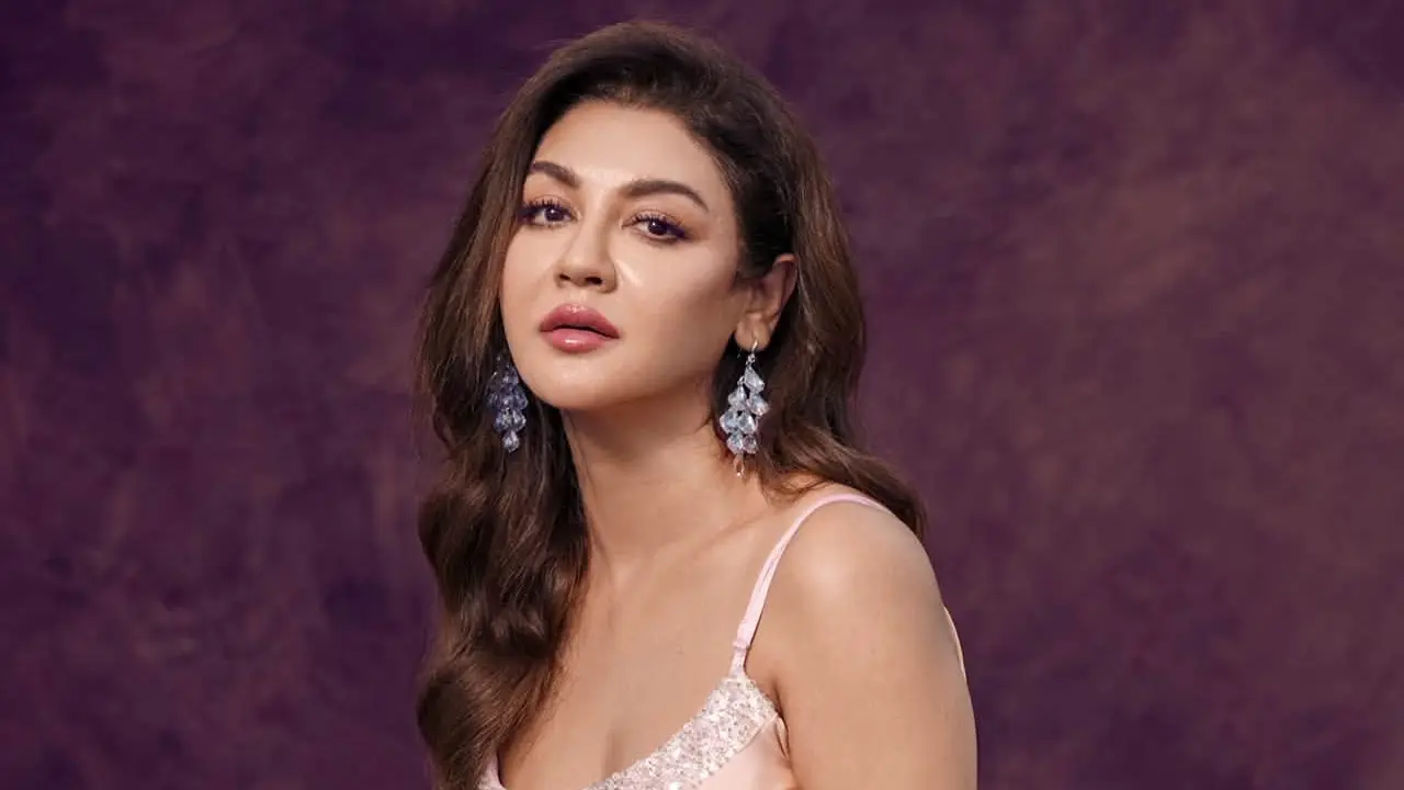 জয়া আহসানের কৃষিকাজ: দীর্ঘক্ষণ চালালেন কোদাল, প্রশংসায় অভিনেত্রী