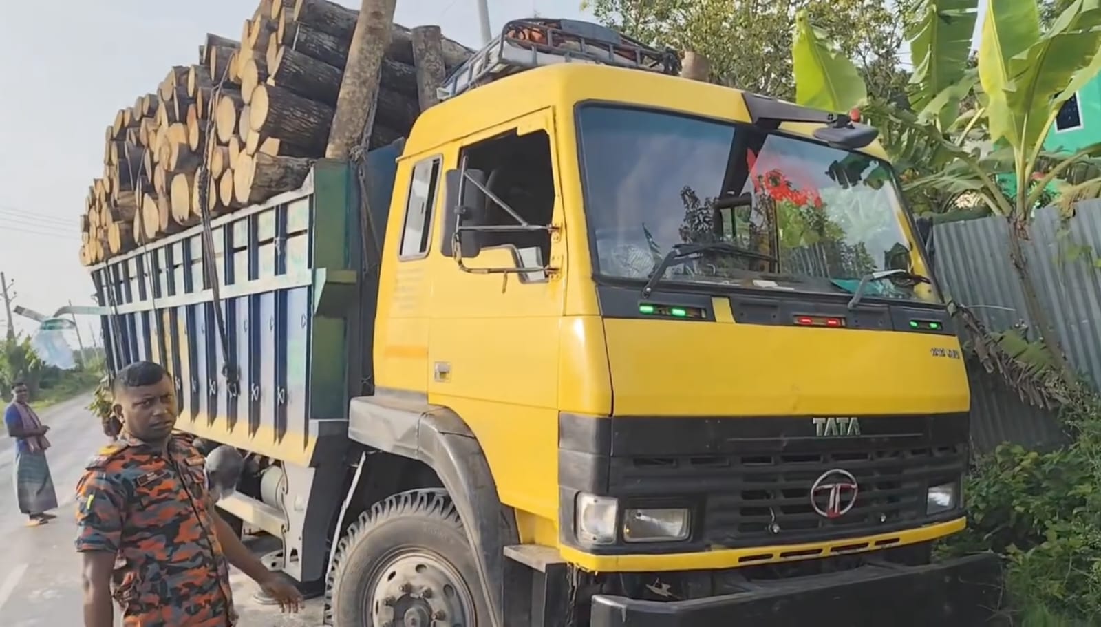 রাজবাড়ীর পাংশায় দাড়িয়ে থাকা ট্রাকের নিচে চাপা পড়ে চালকের মৃত