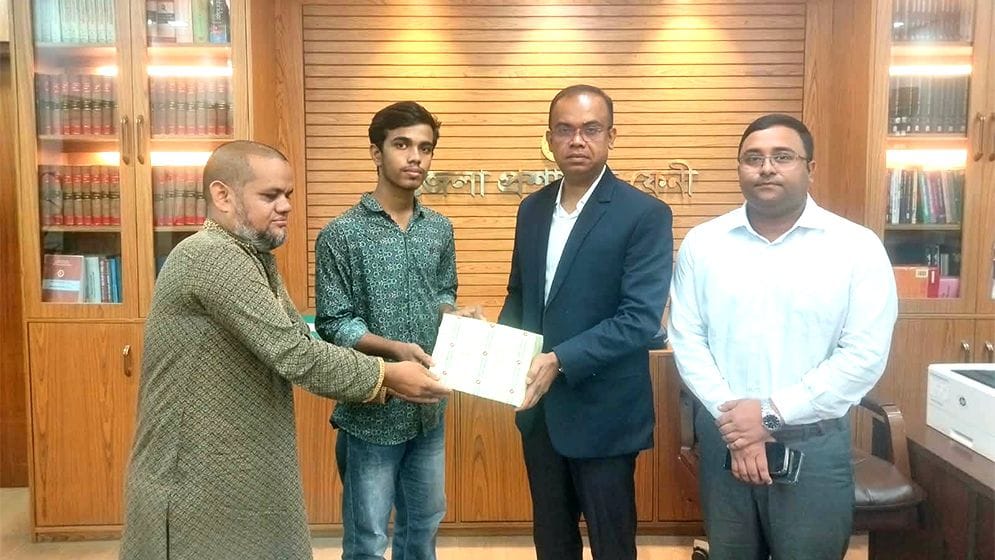 জিপিএ-৫ পেয়েও অনিশ্চয়তায় ছিল ইসমাইল, পাশে দাঁড়ালেন ফেনীর ডিসি