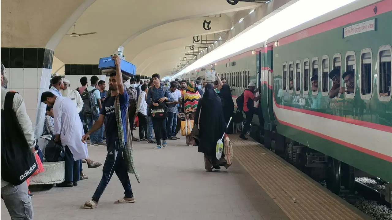 কমলাপুরে ঢাকা ফেরা মানুষের ভিড়