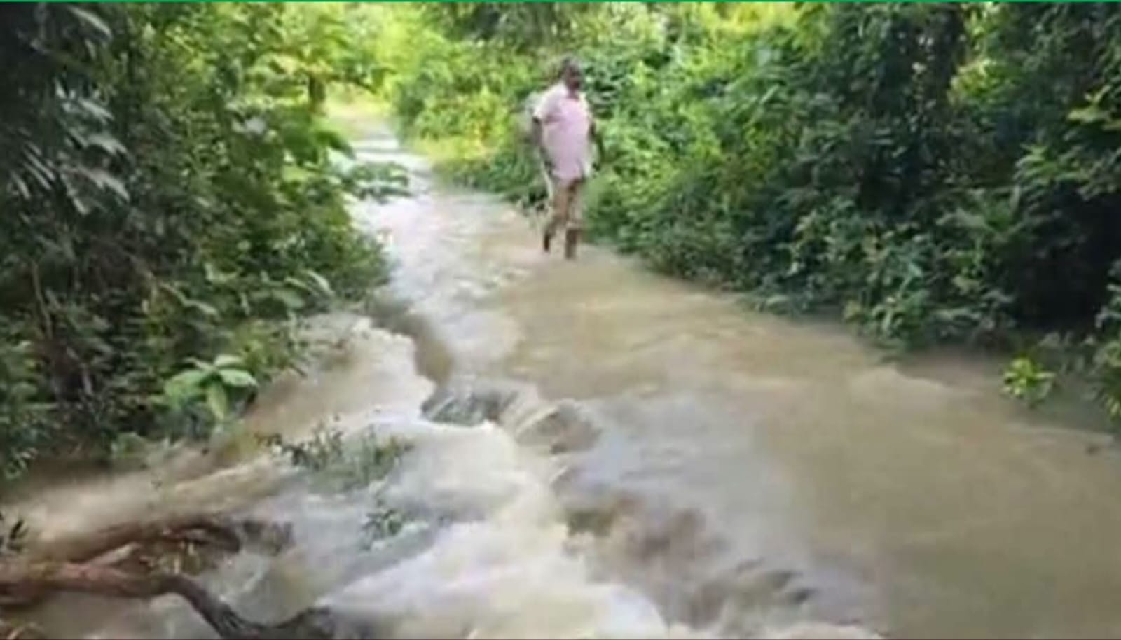 মুহুরী নদীর পানি বৃদ্ধি:  ফুলগাজীর মনিপুরে সড়কের ওপর দিয়ে  উপচে পড়ছে পানি, জনমনে আতঙ্ক