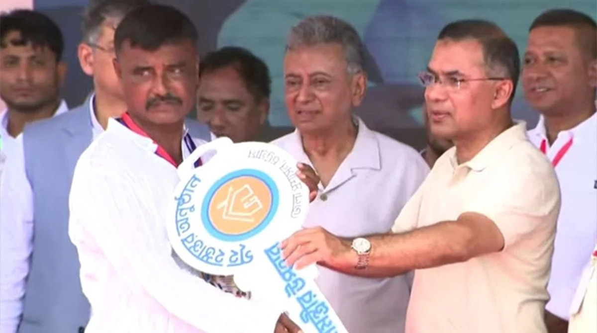 বন্যায় ক্ষতিগ্রস্তদের হাতে নতুন ঘরের চাবি তুলে দিলেন প্রধানমন্ত্রী