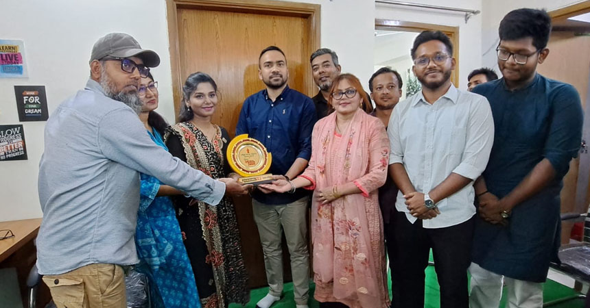 চ্যানেল এইটটিনের পরিচালক মইনুল হোসাইন মজুমদারকে বরণ করে নেন প্রতিষ্ঠানের কর্মীরা