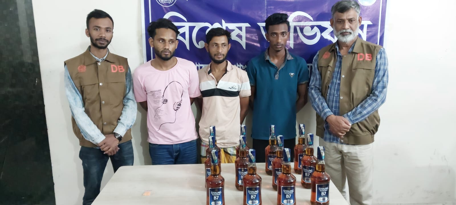 ধামরাইয়ে ১২ বোতল বিদেশি মদসহ মাদক কারবারি গ্রেপ্তার