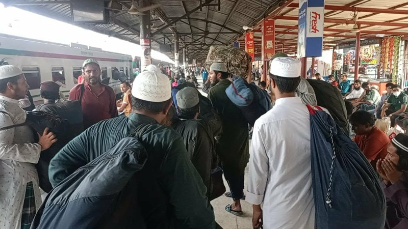 রাজধানীর রেল স্টেশনে ঈদে ঘরমুখো মানুষের ঢল