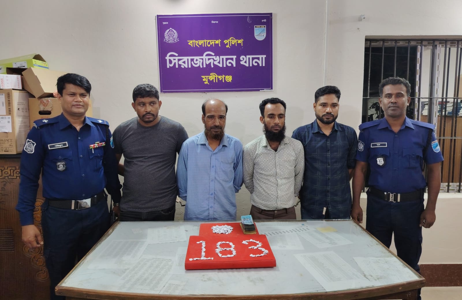 সিরাজদিখানে হেরোইন বিক্রির টাকা ও হেরোইনসহ ৪ জন আটক