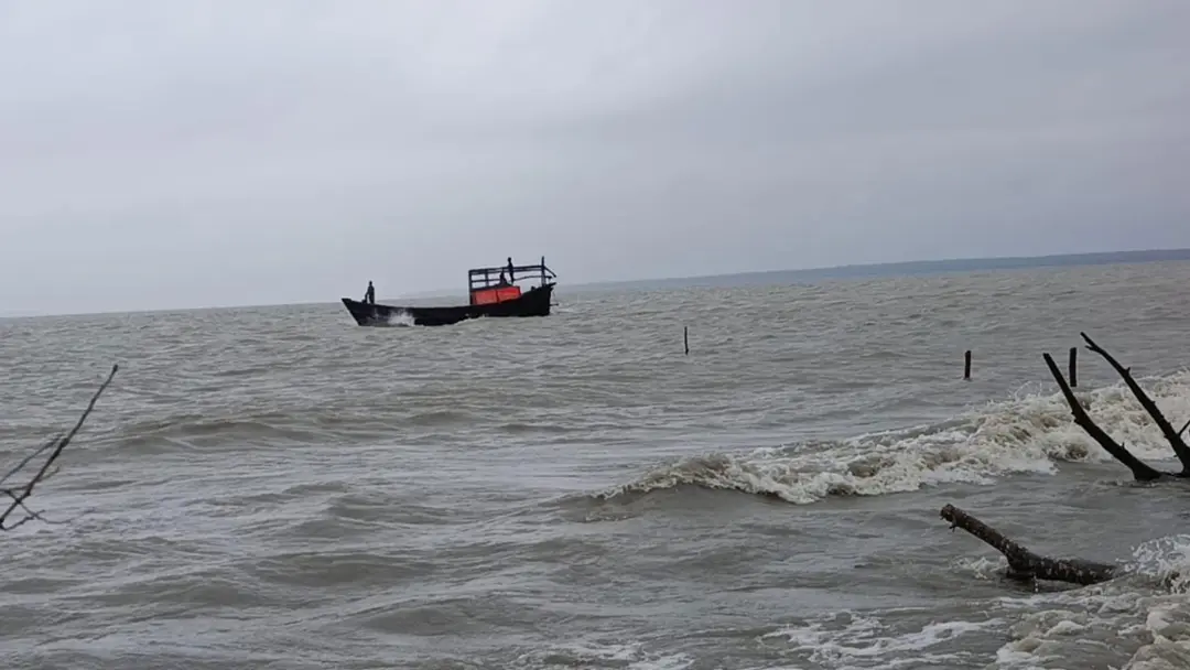 বৈরী আবহাওয়ায় সাগরে ট্রলারডুবি, নিখোঁজ দুই জেলে