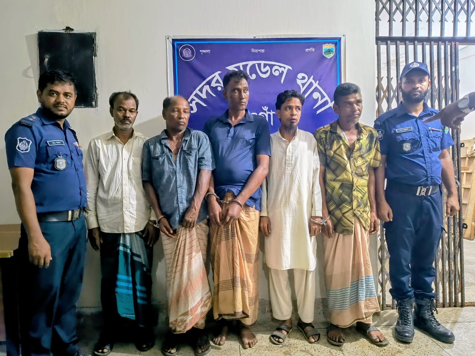 নওগাঁয় শয়তানের নিঃশ্বাসে বৃদ্ধা মহিলার মৃত্যু, পুলিশের অভিযান,গ্রেফতার ৫