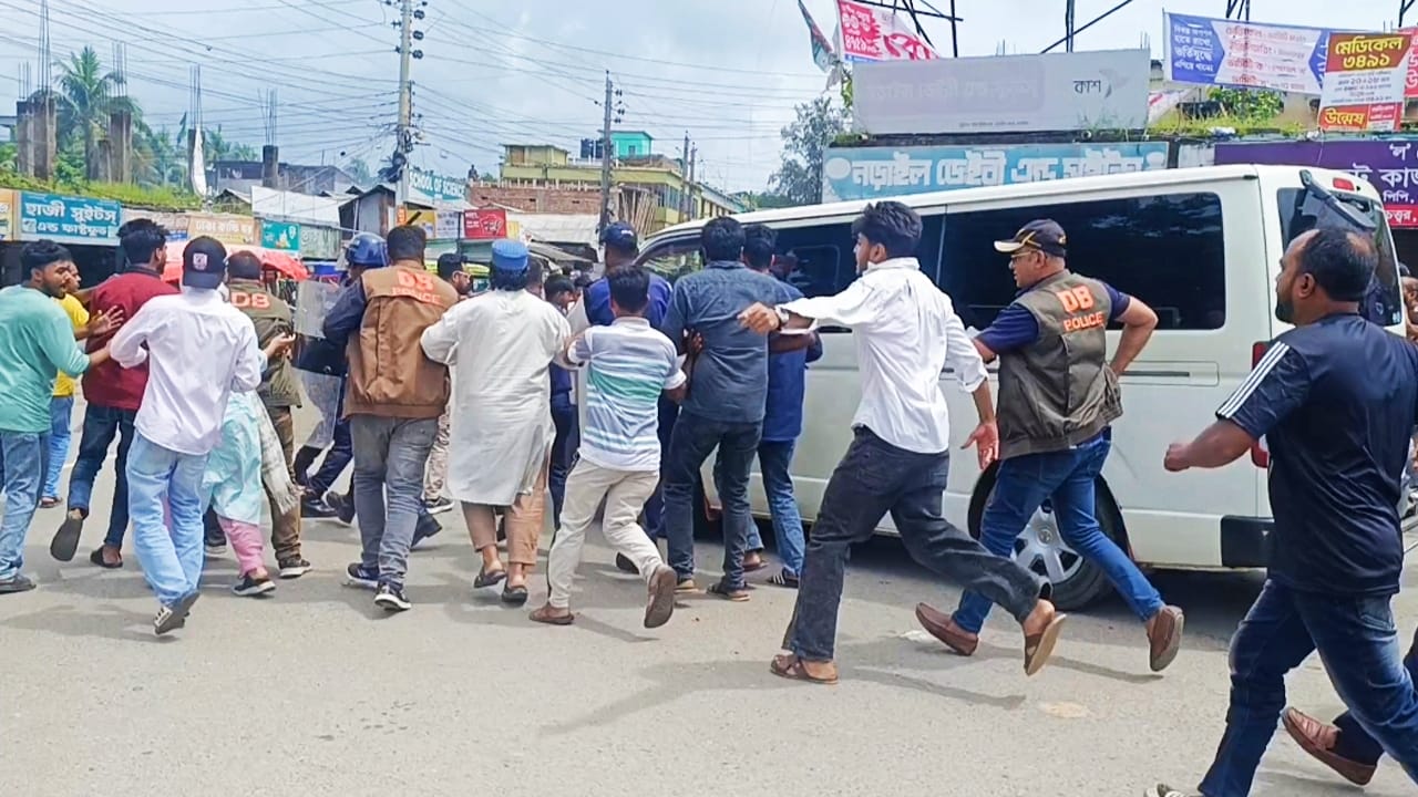 নড়াইলে শিশুকে ধর্ষনের পর হত্যা অভিযুক্তের ফাঁসির দাবিতে বিক্ষোভ, নড়াইল ঢাকা সড়ক অবরোধ
