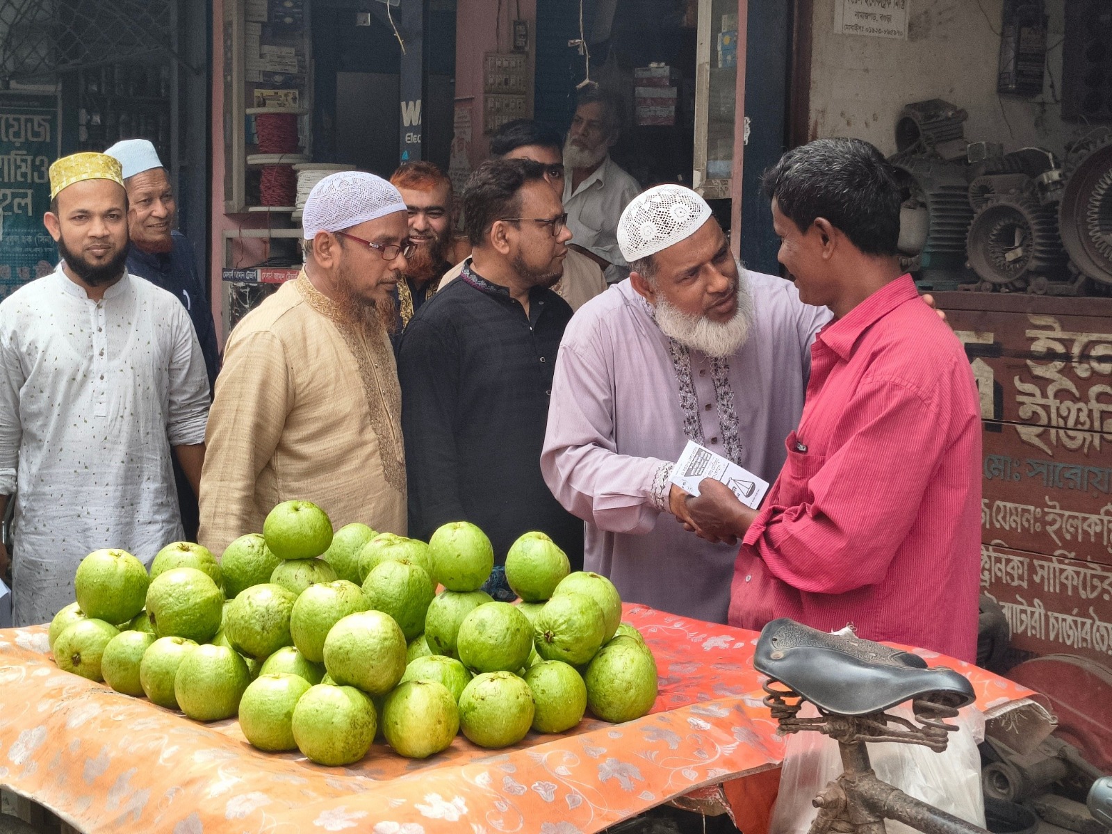 ঈদের ব্যস্ততায়ও থামে না প্রচারণা: দাঁড়িপাল্লা প্রতীকে গণসংযোগে আবিদুর