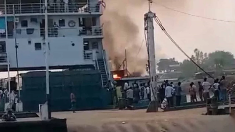 পাটুরিয়ায় চলন্ত ফেরিতে আগুন