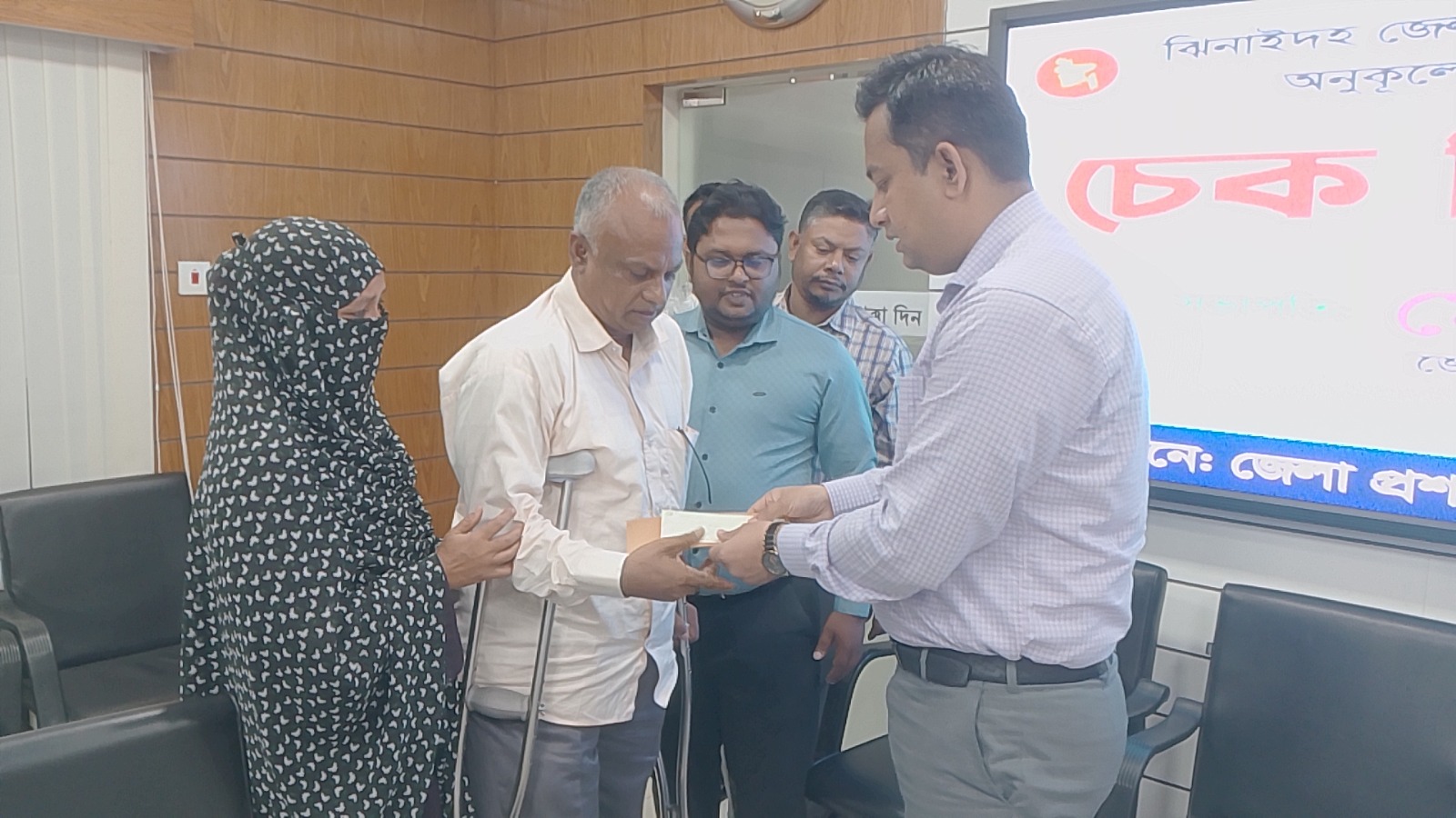 ঝিনাইদহে সড়ক দুর্ঘটনায় নিহত-আহতদের পরিবার পেল ১ কোটি ১৯ লাখ টাকার অনুদান