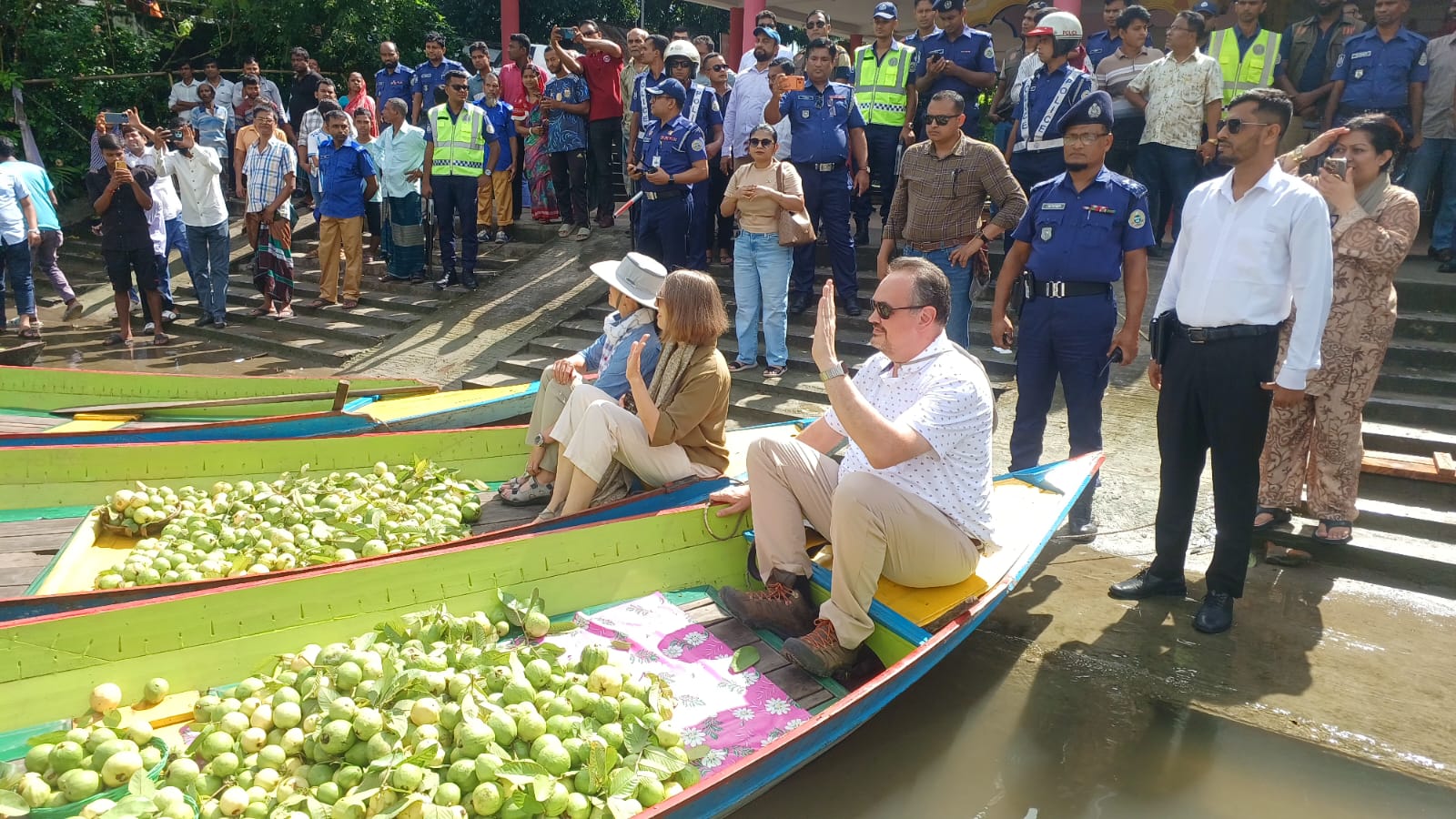 ভীমরুলীর ভাসমান পেয়ারার হাটে মার্কিন রাষ্ট্রদূত