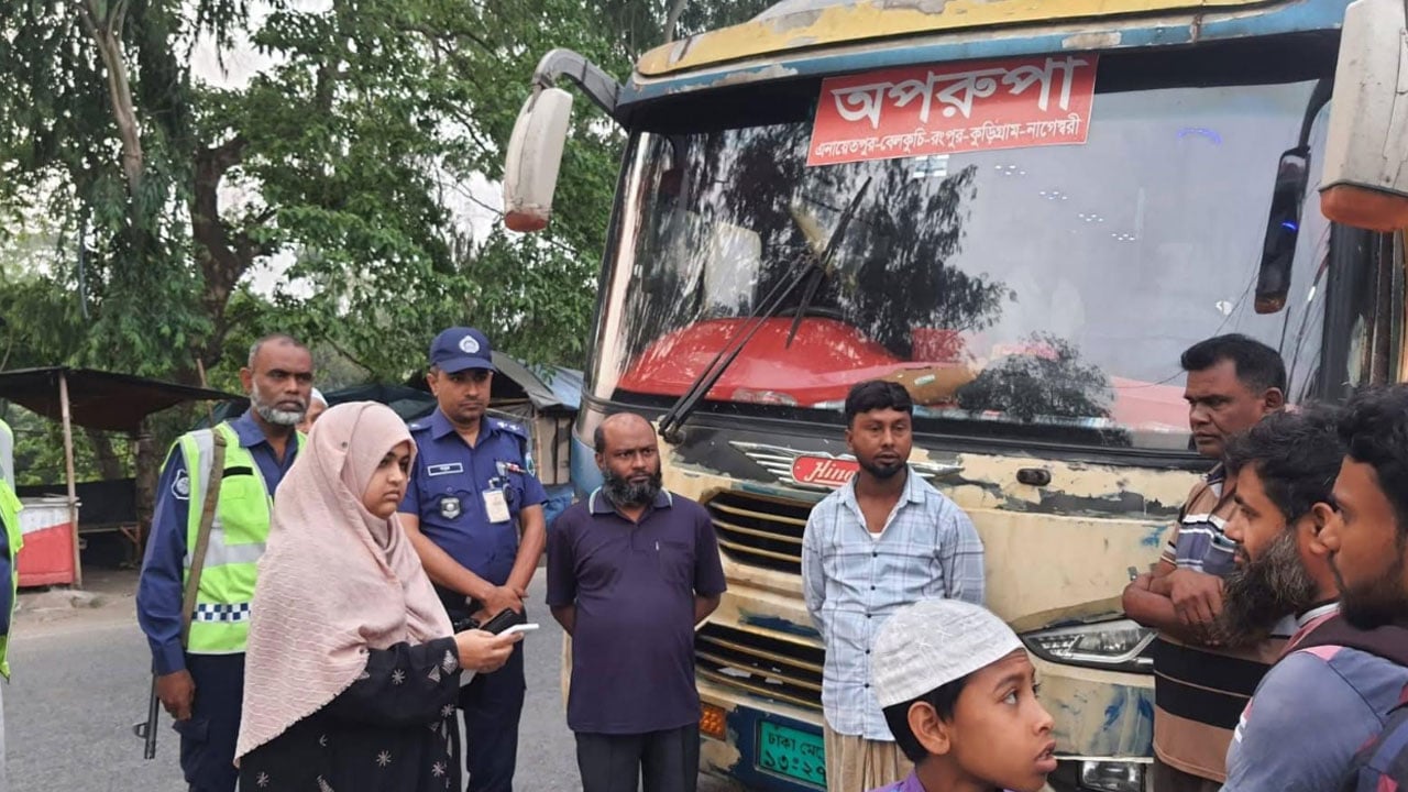 অতিরিক্ত ভাড়া আদায়ে দুই বাসকে জরিমানা, যাত্রীদের টাকা ফেরত