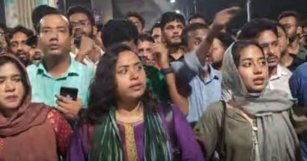 ঢাবি ক্যাম্পাসে ছাত্রশিবিরকে হটিয়ে ছাত্রদলের মিছিল