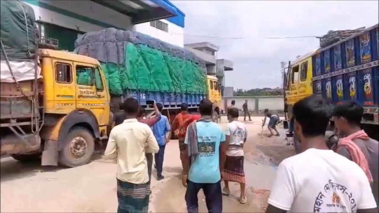 চুয়াডাঙ্গায় ন্যায্য মজুরি পেতে বিএডিসির শ্রমিকদের ধর্মঘট, গুদামে লোড-আনলোড বন্ধ