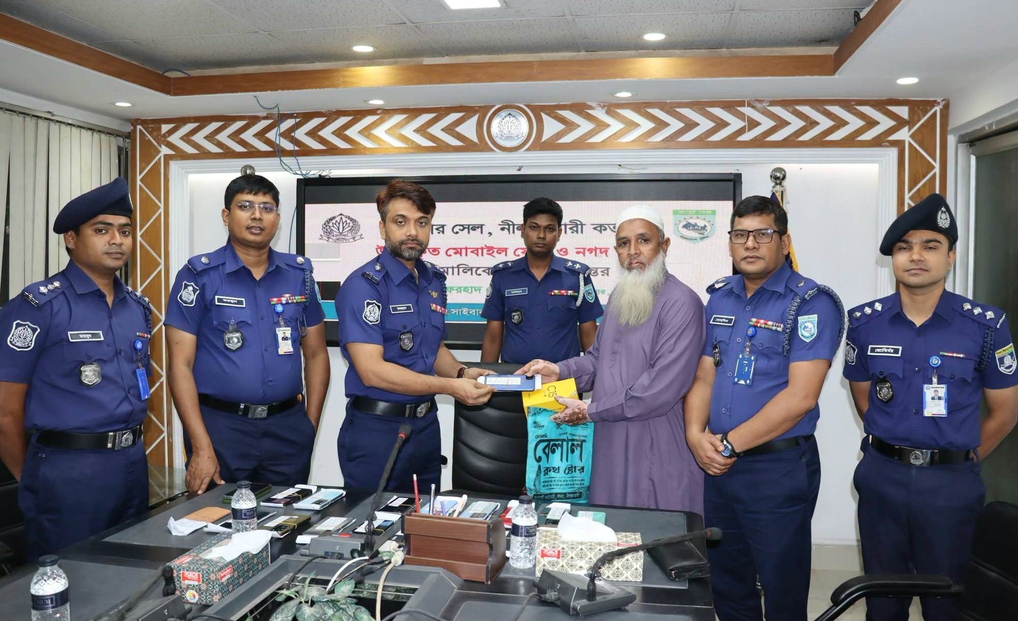 নীলফামারীতে সাইবার সেল গঠনের দেড় মাসেই ২০টি হারানো মোবাইল উদ্ধার, ফেরত পেলেন প্রকৃত মালিকরা