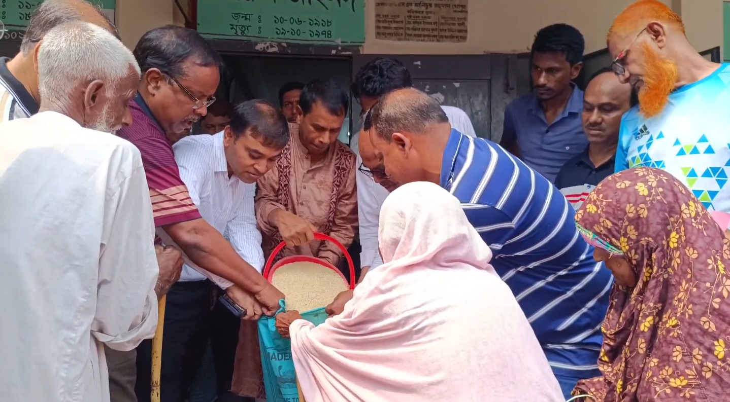 ঝিনাইদহে ঈদুল আজহা উপলক্ষে দুস্থদের মাঝে চাল বিতরণ
