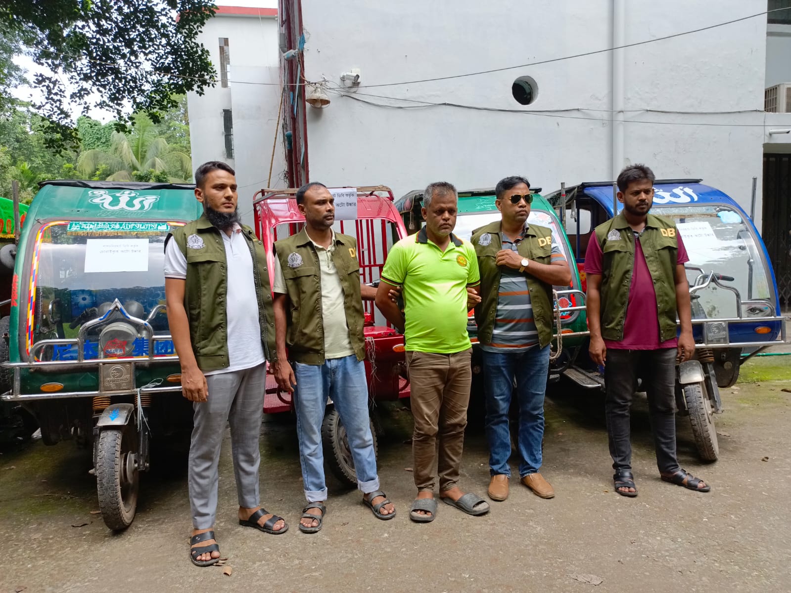 লালমনিরহাটে ডিবির অভিযানে ৫টি চোরাই ইজিবাইক উদ্ধার, গ্রেফতার ১