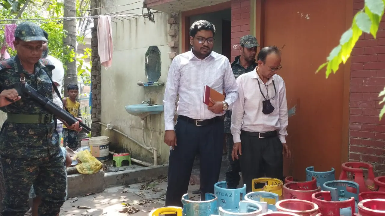 এলপি গ্যাসের দাম বেশি নেওয়ায় দুই ব্যবসায়ীকে জরিমানা