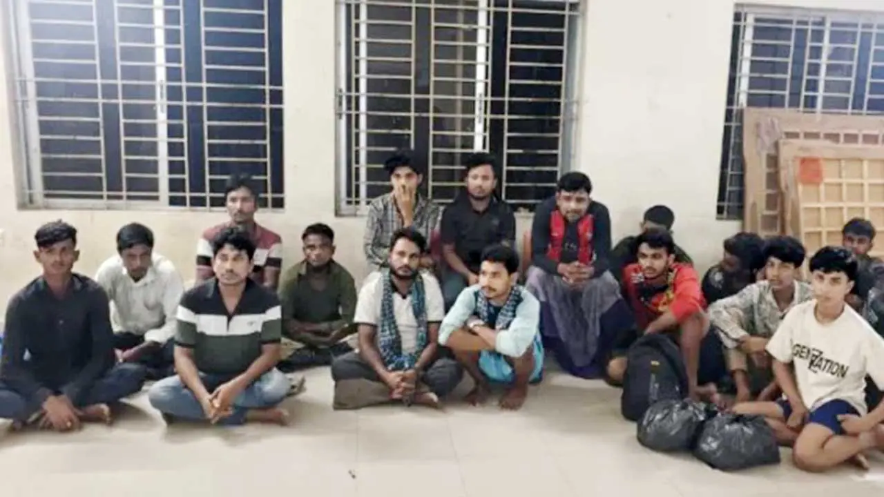 টেকনাফে সমুদ্রপথে মালয়েশিয়া পাচারকালে উদ্ধার ১৭