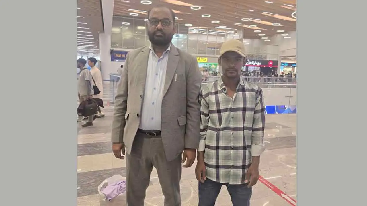দূতাবাসের সহায়তায় কুয়েত থেকে দেশে ফিরলেন ৩ প্রবাসী কর্মী