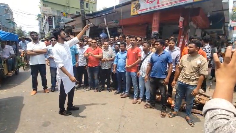নিষিদ্ধ আওয়ামী লীগের নৈরাজ্যের প্রতিবাদে ঝালকাঠিতে ছাত্রদল-যুবদলের অবস্থান কর্মসূচি