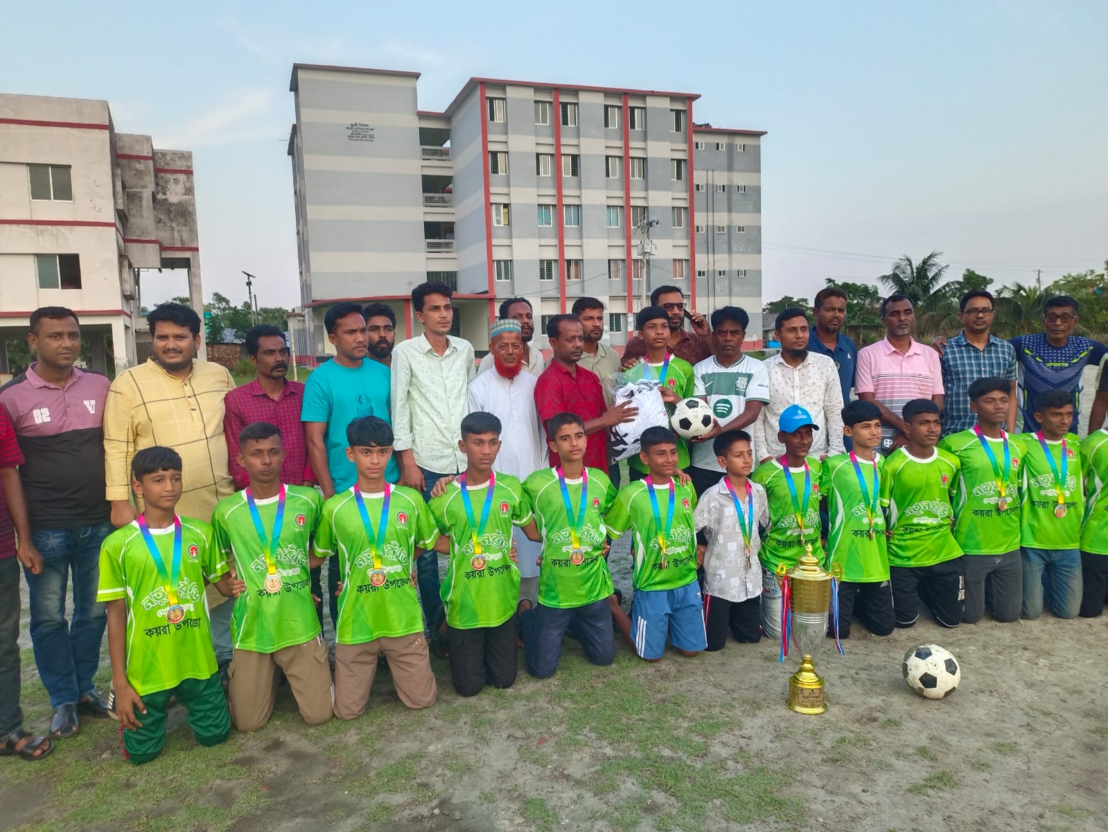 নতুন কুঁড়ি স্পোর্টস চ্যাম্পিয়ন কয়রা ফুটবল দলকে ক্রীড়া সামগ্রী দিলেন বিএনপি নেতা