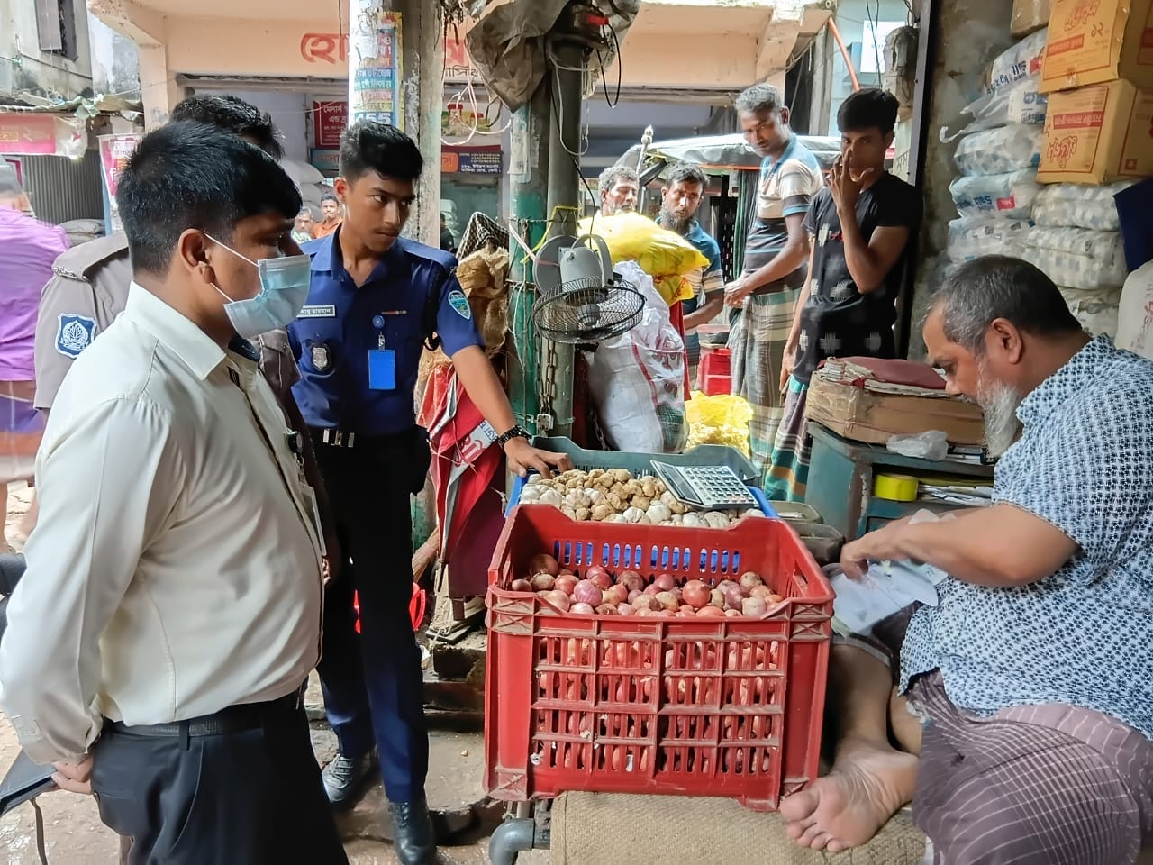 ক্রয় ভাউচার নেই ও অনুমোদনহীন পণ্য বিক্রি ফেনীতে দুই প্রতিষ্ঠানকে জরিমানা