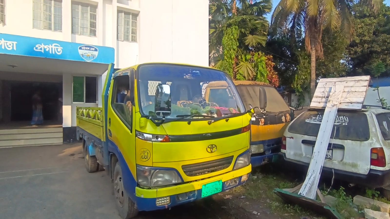 মীরসরাইয়ে ৭ লাখ টাকার টি-শার্ট লুট: গ্রেফতার ৪, মালামাল উদ্ধার