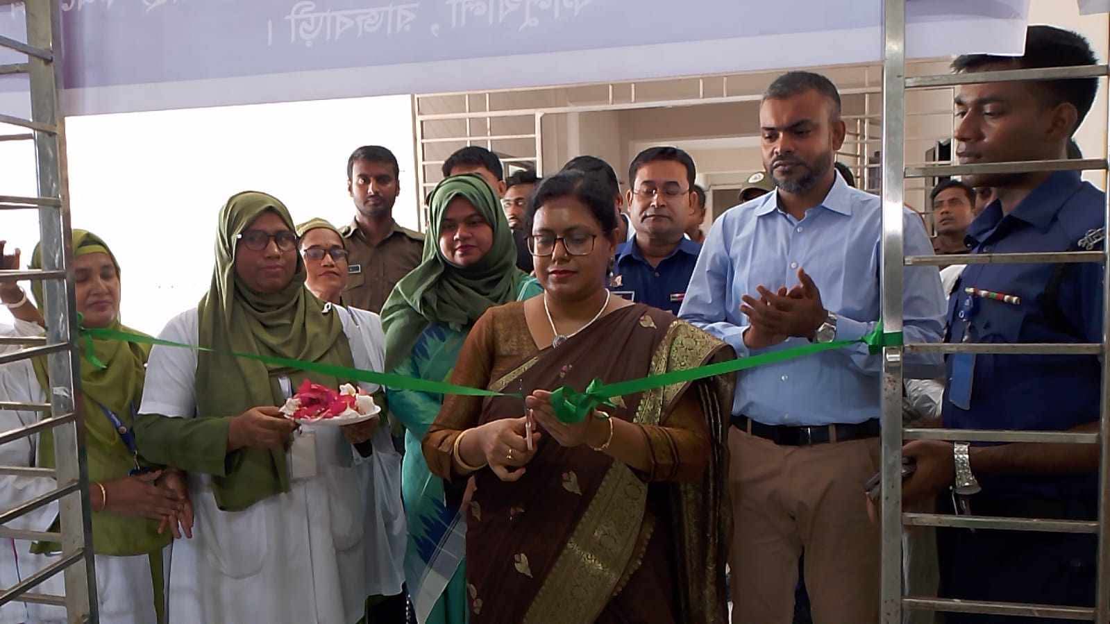 কালুখালীতে দিনব্যাপী সফর জেলা প্রশাসক আফরোজা পারভীনের, শিক্ষা-স্বাস্থ্য-ভূমিসেবা পরিদর্শন ও নানা সহায়তা বিতরণ