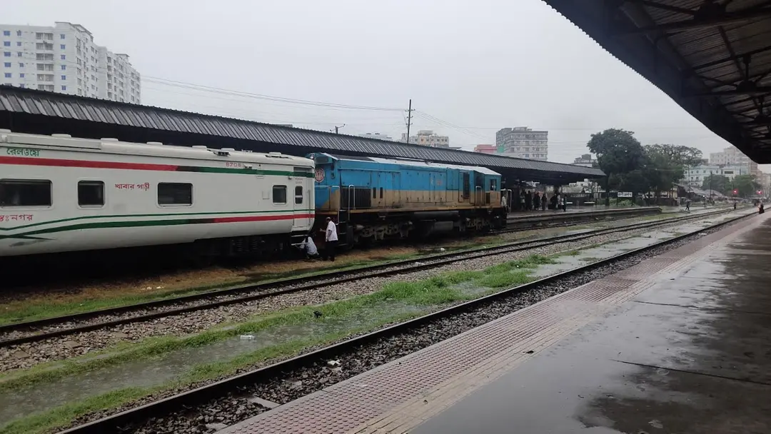 চট্টলা এক্সপ্রেসের ইঞ্জিনে ত্রুটি, ফেনী স্টেশনে ৫ ঘণ্টা ধরে আটকে যাত্রীর