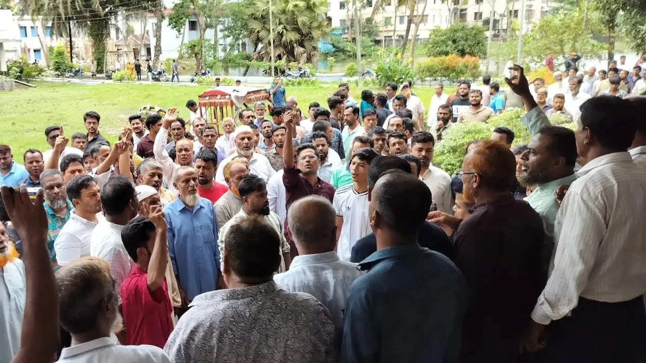 ফ্যামিলি কার্ডের নিয়োগে অনিয়মের অভিযোগ, ফেনীতে ইউএনও কার্যালয়ে বিক্ষোভ
