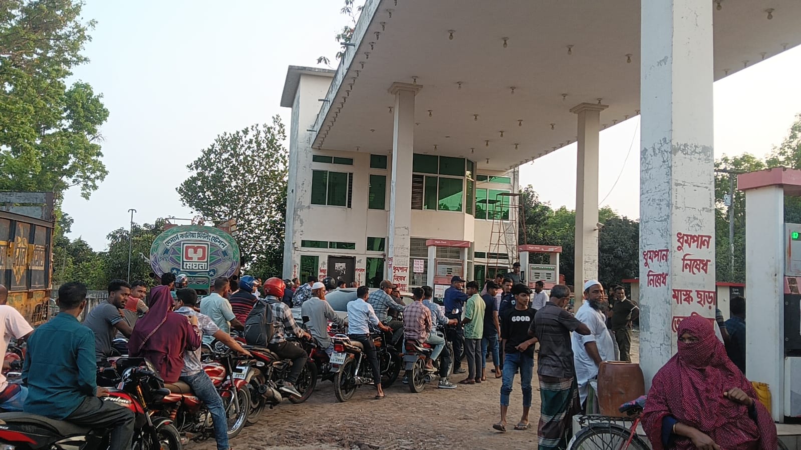 নড়াইলের পেট্রোল পাম্পে ক্রেতাদের লম্বা লাইন