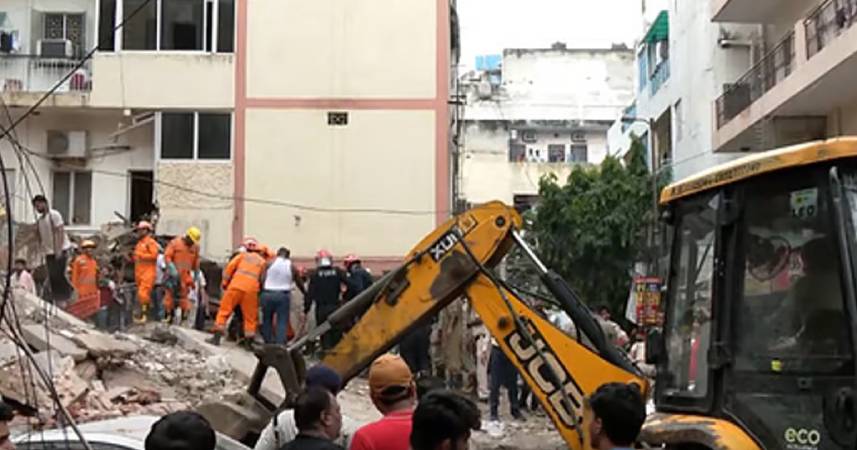 দিল্লিতে বহুতল ভবন ধস, ধ্বংসস্তূপে আটকা পড়ার আশঙ্কা শিক্ষার্থীদের