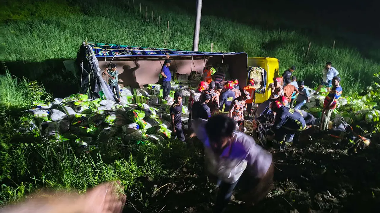 দাউদকান্দিতে চাল বোঝাই ট্রাক উল্টে নিহত ৭