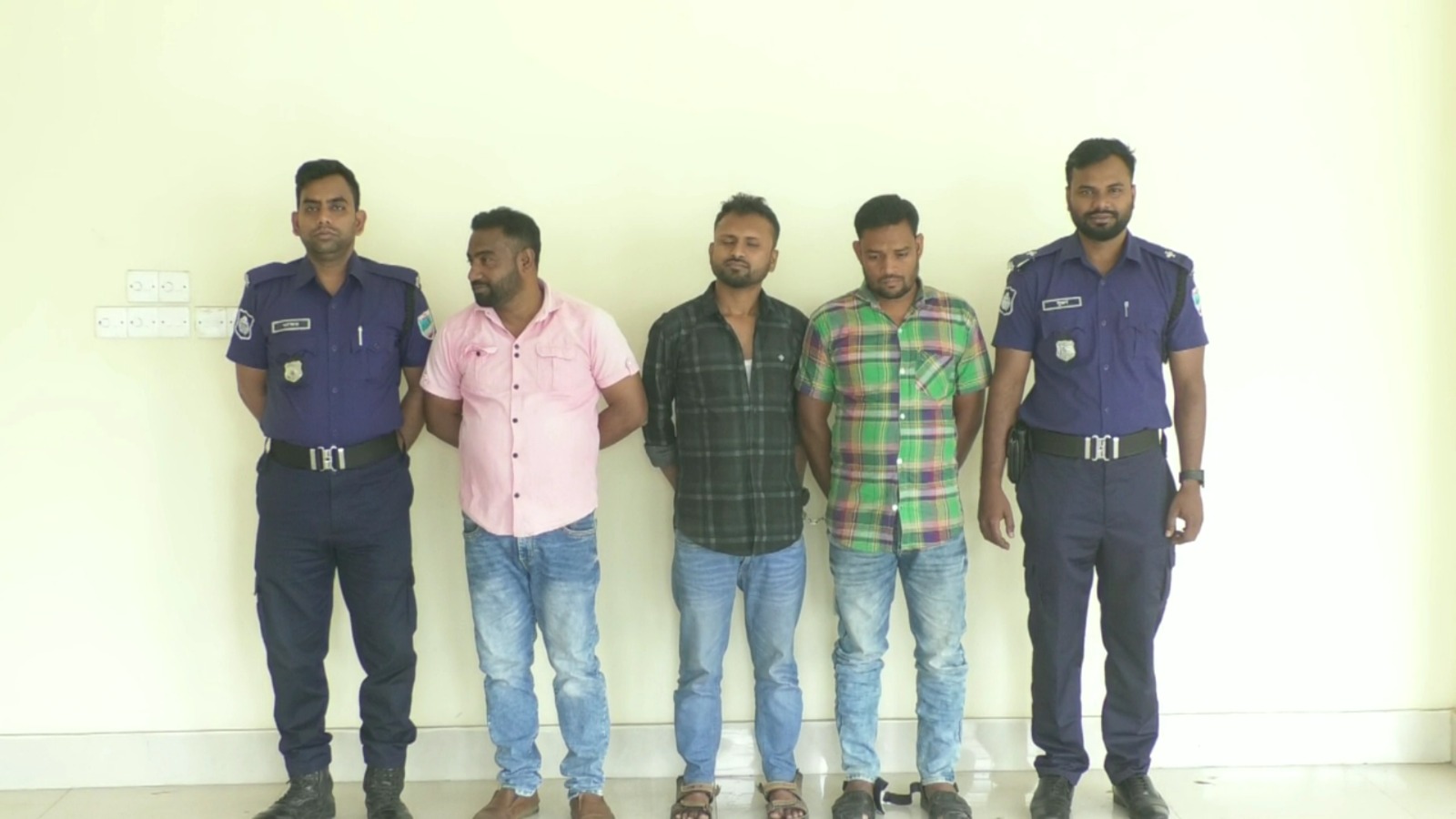 বেনাপোল বন্দরে পাসপোর্টযাত্রির ৩০ হাজার টাকা লুট,আটক ৩