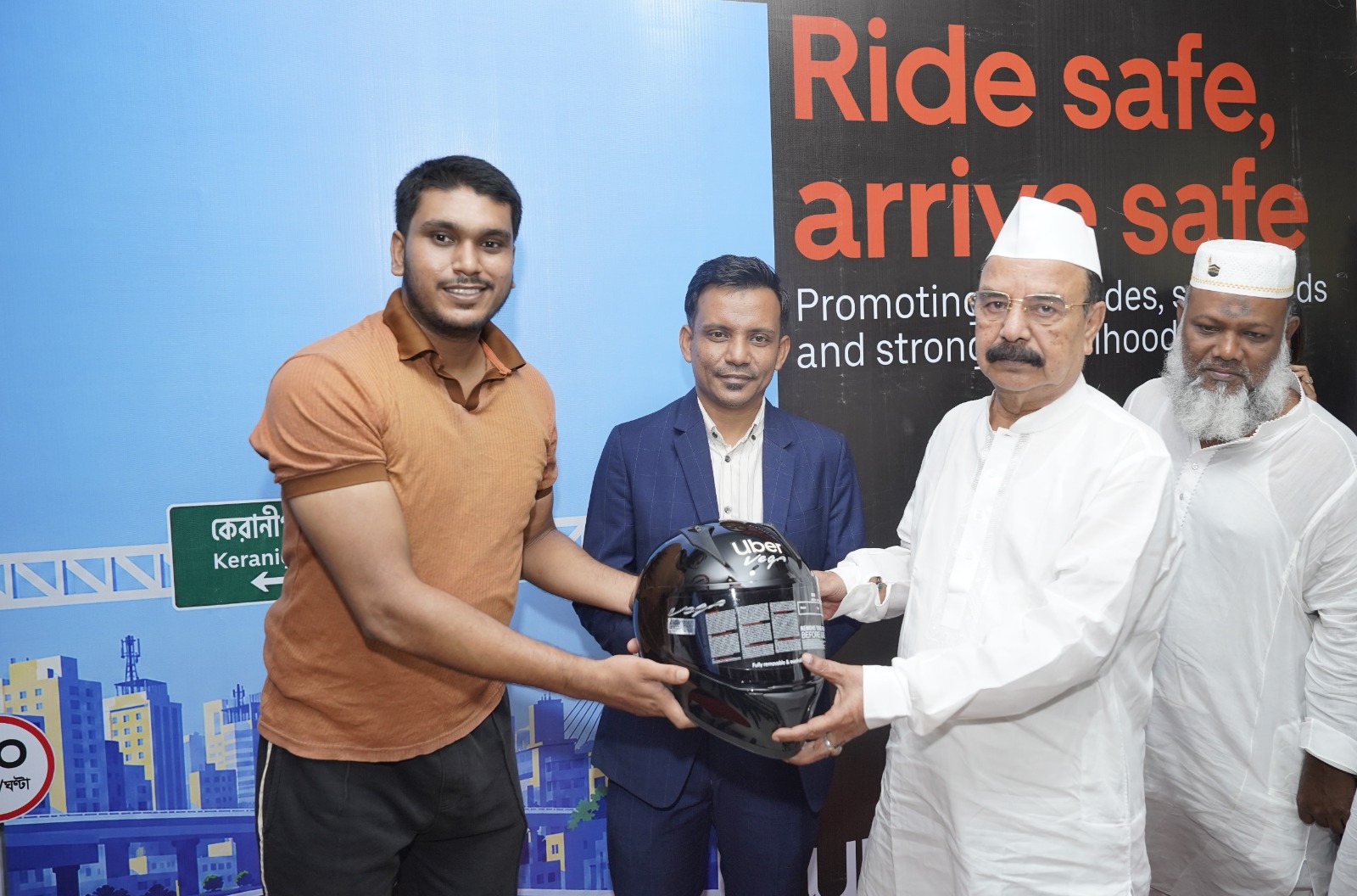 চালকদের হেলমেট, রাইডিং গ্লাভসসহ নিরাপত্তা সরঞ্জাম দিল উবার