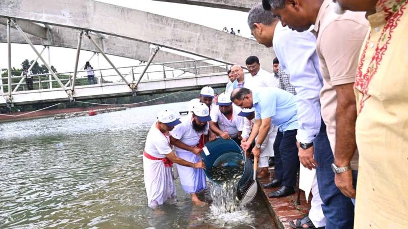 জিয়া উদ্যানে বৃক্ষরোপণ ও মাছের পোনা অবমুক্ত করলেন প্রধানমন্ত্রী