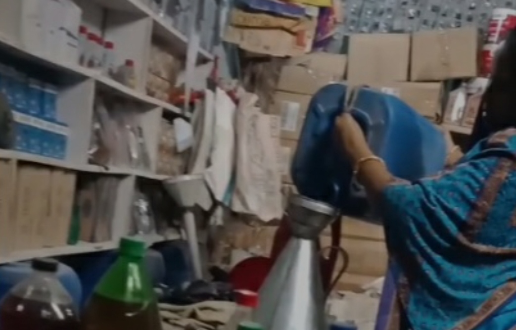 অতিরিক্ত দামে অকটেন বিক্রির দায়ে নারী ব্যবসায়ীকে জরিমানা